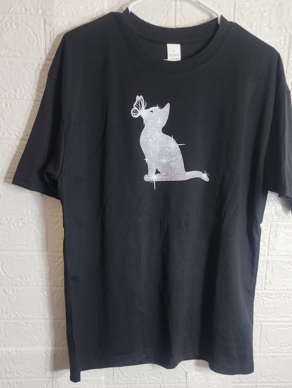Black Short-Sleeve Tee with Silver Cat Graphic - Unknown Brand